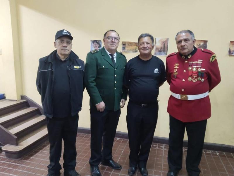 Integrantes de la brigada junto a oficiales del Cuerpo de Bomberos de Casablanca