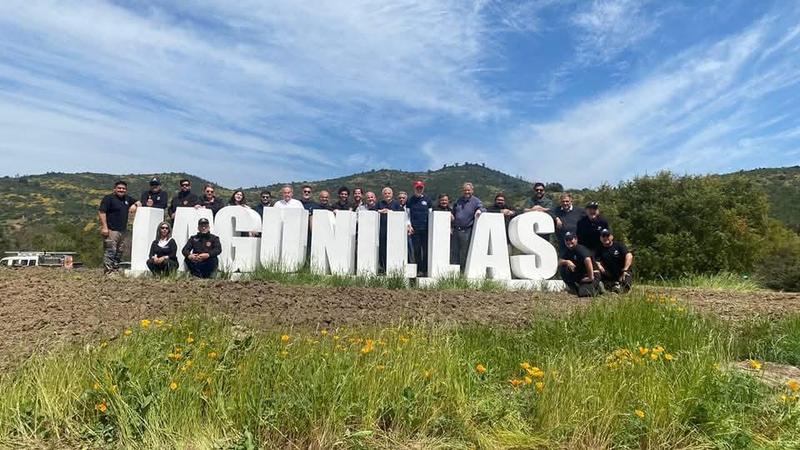 La brigada completa reunida junto a las letras corpóreas de Lagunillas